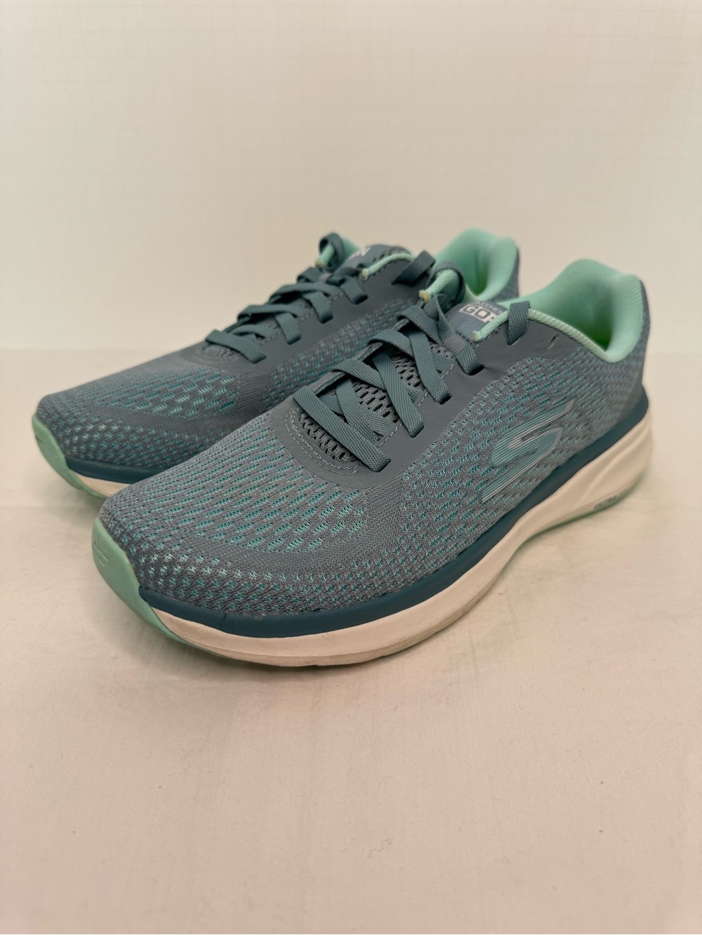 Sketchers GoRun Performance Seakers